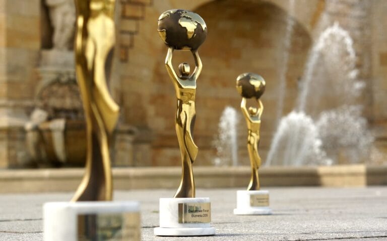 Statuetki biznesowe odlewane