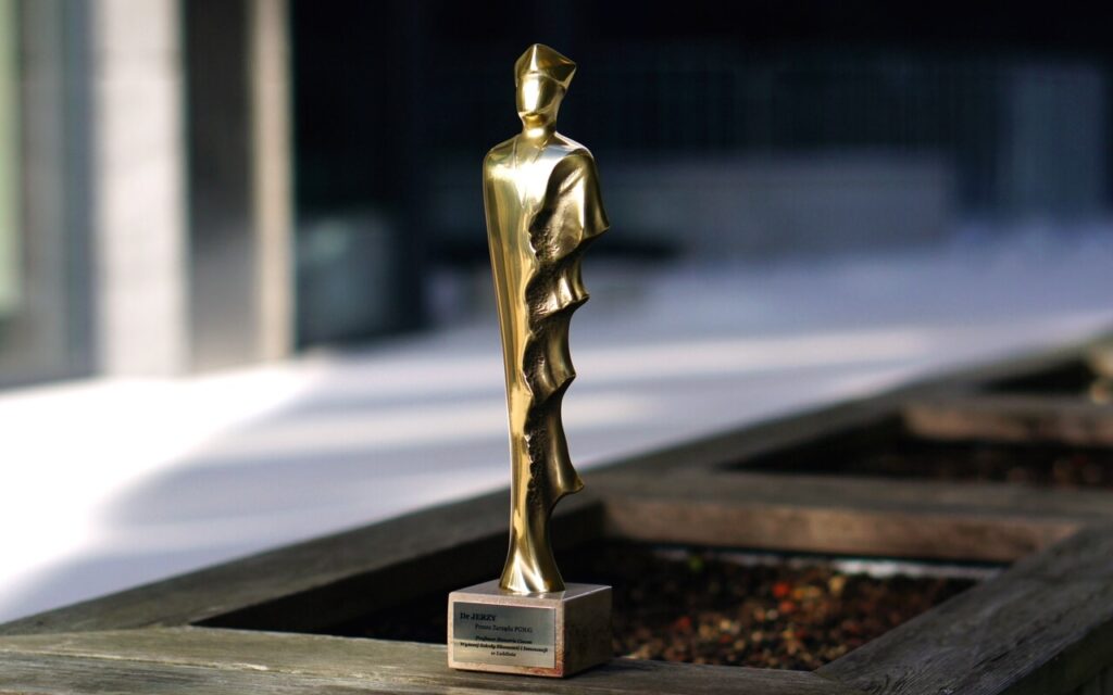 STATUETKA NAGRODA PROFESOR HONORIS CAUSA