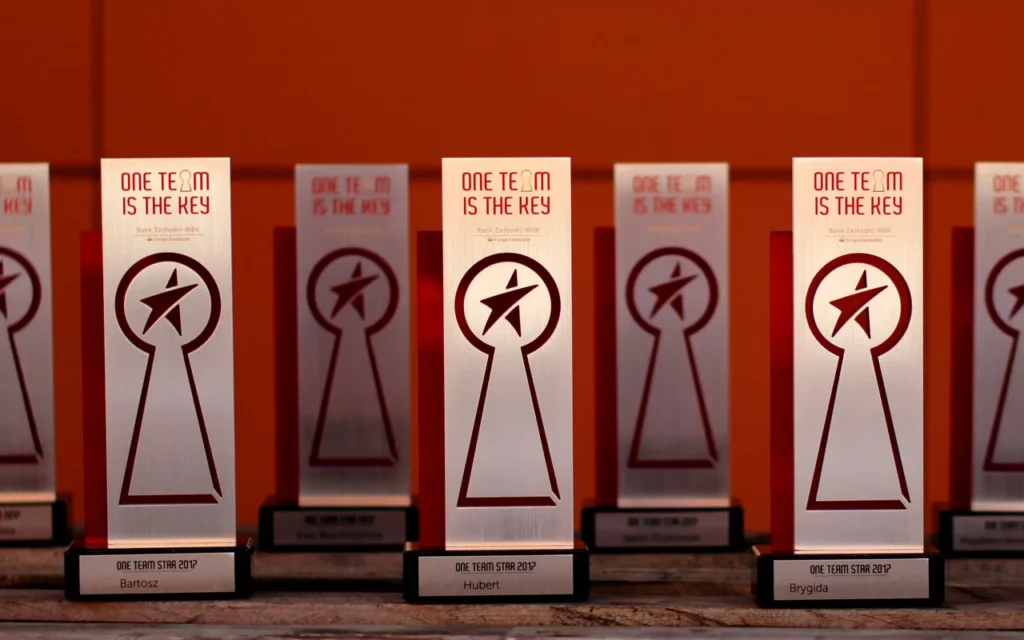 ELEGANCKIE STATUETKI DLA PRACOWNIKÓW