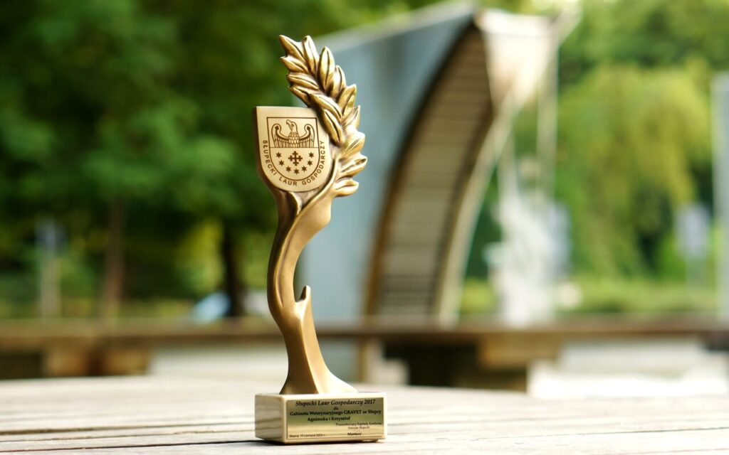 STATUETKA Z GRAWEREM LAUR GOSPODARCZY