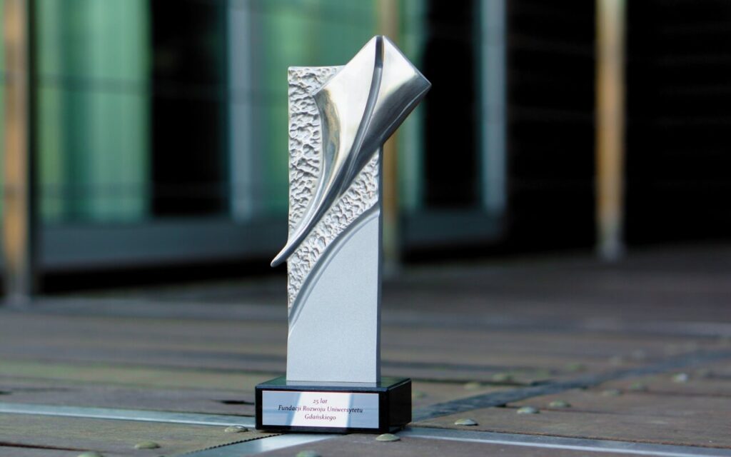 STATUETKA JUBILEUSZOWA DLA UNIWERSYTETU