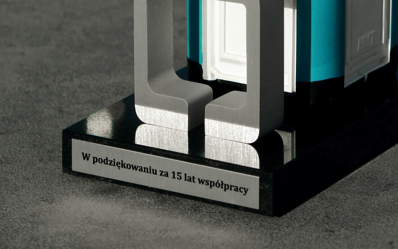 statuetka-podziekowanie-15-lat-wspolpracy-toitoiS-2