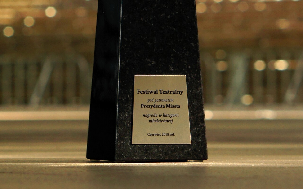 statuetka-teatralna-maska-2