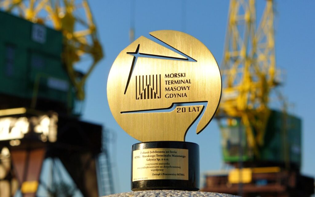 STATUETKA GRAWEROWANA 20-LECIE INSTYTUCJI