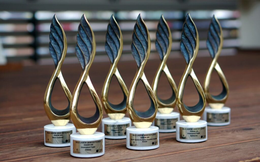 STATUETKA OKOLICZNOŚCIOWA LAUR UNIWERSYTECKI