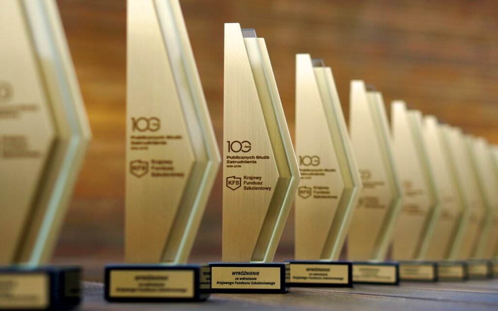 STATUETKI WYRÓŻNIENIA 100-LECIE INSTYTUCJI