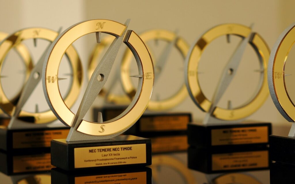 STATUETKI NA KONFERENCJĘ LAUR XX-LECIA