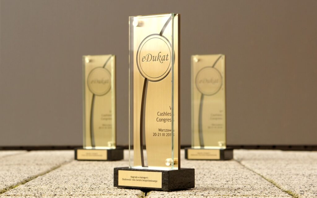 STATUETKI NA KONGRES PŁATNOŚCI BEZGOTÓWKOW