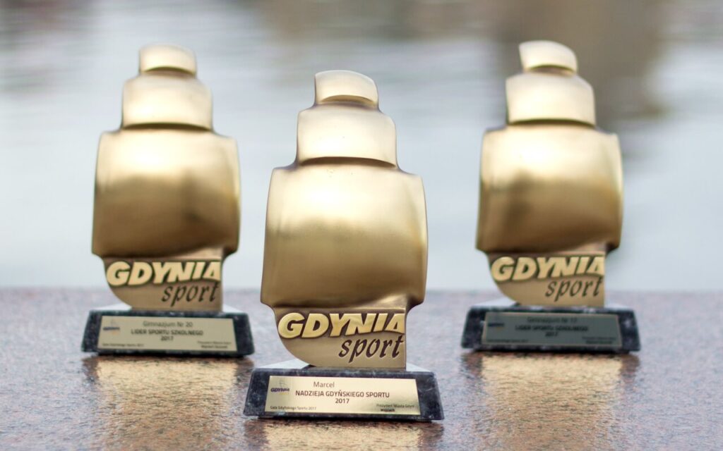 STATUETKI NA GALĘ ZA SPORTOWE OSIĄGNIĘCIA